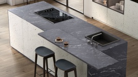 Dom, - Kamienie z serii Sensa by Cosentino to wyjątkowo łatwe w utrzymaniu naturalne powierzchnie, odpowiednie do zastosowań zarówno wewnętrznych, jak i zewnętrznych.