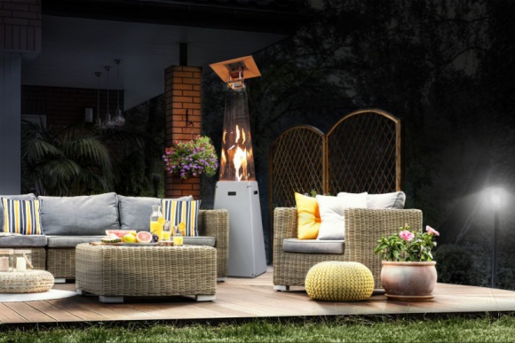 Dom, LIFESTYLE - Znamy je z ogródków restauracyjnych albo wesel na otwartym powietrzu. A dziś chętnie zapraszamy do naszych domów, by również w mniej pogodne dni i chłodniejsze wieczory móc się cieszyć swym małym czy dużym salonem pod chmurką.