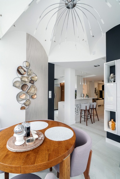 Dom, LIFESTYLE - W Dolinie Sandomierskiej stoi dom, którego wnętrza zaprojektowała Magdalena Kaczmarska, właścicielka pracowni architektonicznej mDesignStudio. Podczas wymagającej aranżacji projektantka ściśle współpracowała z siecią salonów z wyposażeniem wnętrz Dekorian Home.