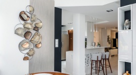 Dom, - W Dolinie Sandomierskiej stoi dom, którego wnętrza zaprojektowała Magdalena Kaczmarska, właścicielka pracowni architektonicznej mDesignStudio. Podczas wymagającej aranżacji projektantka ściśle współpracowała z siecią salonów z wyposażeniem wnętrz Dekorian Home.