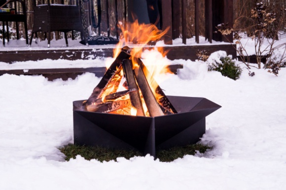 Dom, LIFESTYLE - Większość z nas chce cieszyć oczy przebywaniem na zewnątrz, ale nie zmarznąć. Z pomocą przychodzą paleniska ogrodowe marki Kratki, które pozwalają w prosty sposób ogrzać się przy ogniu i zachęcają do miłych, bezpiecznych zimowych spotkań towarzyskich.