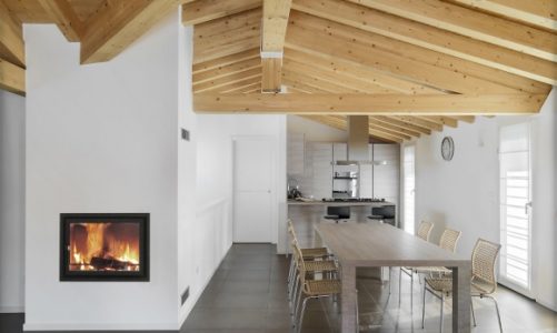 Kominki pokojowe na drewno – przytulna atmosfera w stylu eko