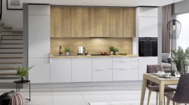 Dom, - Jeżeli chcesz urządzić kuchnię zgodnie z najnowszymi trendami, zrezygnuj z masywnych uchwytów, zastępując je bardziej subtelnymi – montowanymi na krawędzi frontów. Ten detal potrafi odmienić wizerunek zabudowy meblowej, która zyska bardziej nowoczesny i luksusowy charakter.