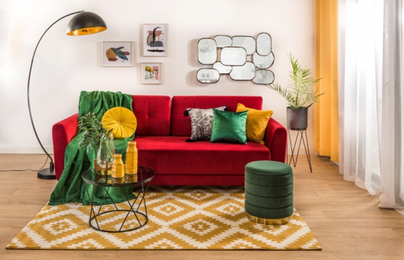 Dom, LIFESTYLE - Intensywne i soczyste barwy, odważne dodatki inspirowane kulturą masową i motywy znane z reklam i kultowych obrazów to główne założenia stylu pop-art. Niezmiennie od 60 lat gości we wnętrzach, a w 2021 roku szczególnie zyskuje popularność.