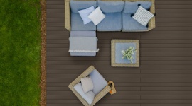  Dom, - Kompozytowe deski tarasowe to produkt bardzo popularny, jednak wiele osób nadal szuka odpowiedzi na pytania o aspekty techniczne tego materiału. Z czego powstają takie deski? Jak się je montuje? Jak dobrać odpowiedni model do konkretnych potrzeb? I jak później o niego zadbać?