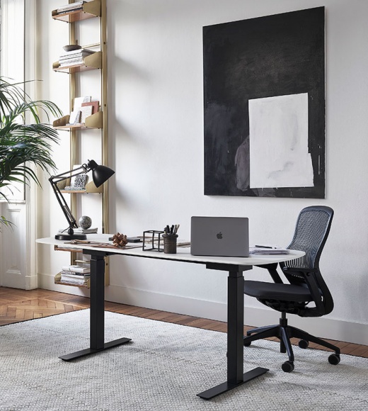  Dom, LIFESTYLE - Sekrety dobrego biura w domu Wygląda na to, że praca zdalna lub tryb hybrydowy zostaną z nami na dłużej. Czas zatem porzucić prowizorkę. Nawet w warunkach domowych stanowisko pracy może być eleganckie, ergonomiczne i tym samym dobre dla naszego zdrowia.