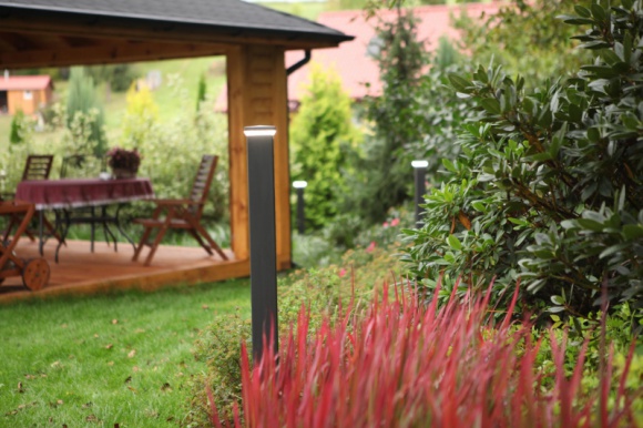  Dom, LIFESTYLE - Coraz dłuższe i cieplejsze dni sprawiają, że z niecierpliwością wyglądamy wszelkich oznak wiosny. Zanim jednak prace ogrodowe ruszą pełną parą, warto zastanowić się, jak chcemy zaaranżować przydomową przestrzeń i zaplanować kolejność działań.