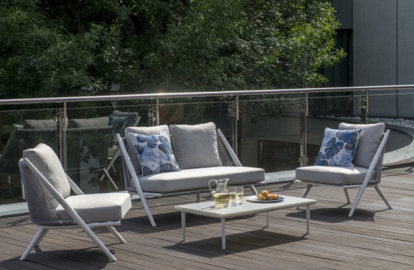  Dom, LIFESTYLE - Grzejąc twarze w promieniach wiosennego słońca, zaczynamy marzyć o lecie – i planować urządzenie balkonu czy tarasu, który odpowie na wszelkie nasze potrzeby – i funkcjonalne, i estetyczne. Cennych inspiracji dostarczają tu nowe trendy. Oto pięć najważniejszych.