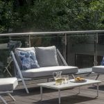 Salon pod chmurką? Naturalnie! Ogrodowe trendy 2021