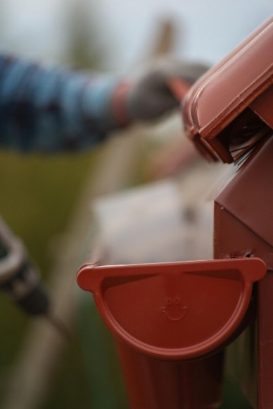  Dom, LIFESTYLE - Kwiecień plecień, bo przeplata trochę zimy, trochę lata – to znane wszystkim przysłowie trafnie oddaje aurę towarzyszącą nam w ostatnich tygodniach. Wiośnie zdecydowanie nie spieszy do nas. Kiedy się już pojawi, czeka nas sporo pracy – zarówno w domu, jak i na terenie posesji.