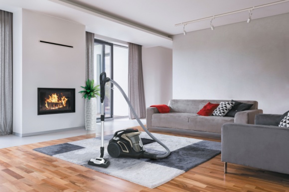  Dom, LIFESTYLE - Na rynku można znaleźć wiele odkurzaczy, które świetnie sprawdzą się w różnych scenariuszach użytkowania. Czy najlepszym wyborem będzie odkurzacz bezworkowy? A może jednak warto dać szansę odkurzaczom stojącym lub tym tradycyjnym – workowym?