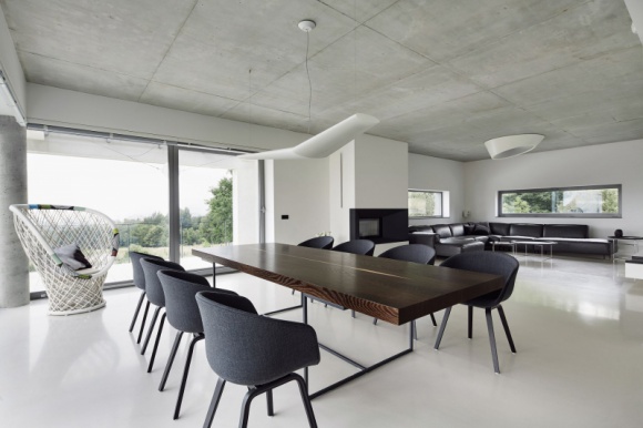 Dom, LIFESTYLE - Umiejscowiony na lekkim wzniesieniu, otoczony przez łąki i las dom został zaprojektowany w myśl zasady „mniej znaczy więcej”. Wnętrza, na pierwszy rzut oka proste i chłodne, są pełne oryginalnych rozwiązań i przemyślanych detali.