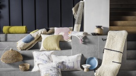  Dom, - Co się stanie, gdy czworo młodych, współczesnych projektantów z Ammanu, Delhi i Bangkoku spotka się z lokalnymi rzemieślnikami? Powstaną produkty LOKALT, dzięki którym rękodzieło nabierze nowoczesnego stylu!