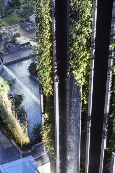  Dom, LIFESTYLE - Zapierające dech w piersiach 22-metrowe kaskady wody spadają ze ścian budynku mieszkalnego Waterfall w Australii. Ta spektakularna fasada to wynik współpracy projektantów z Cosentino, producentem wielkoformatowych spieków, w ramach realizacji luksusowego osiedla.