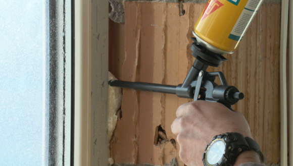 Uszczelnianie okien i drzwi. Jak zrobić to dobrze? Dom, LIFESTYLE - Zaopatrzenie się w odpowiedni produkt do uszczelnienia, a także wyczyszczenie i zwilżenie powierzchni przed rozpoczęciem pracy to niezbędne działania, które powinniśmy podjąć, chcąc cieszyć się szczelną stolarką okienną lub drzwiową.