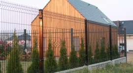 Ekspert radzi: co musisz wiedzieć zanim ogrodzisz posesję? Dom, LIFESTYLE - Choć formalności związanych z budową ogrodzenia nie ma wiele, przed przystąpieniem do grodzenia posesji trzeba sprawdzić kilka kwestii. Mamy dość dużą dowolność, ale są sytuacje, w których wybór płotu może być nieco ograniczony.