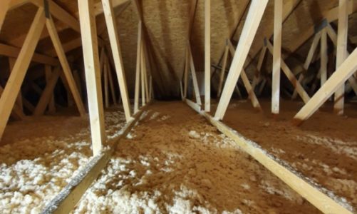 Konstrukcje dachowe: prefabrykowane wiązary i termoizolacja z włókien drzewnych