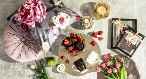 5 pomysłów na personalizowany prezent z okazji Dnia Matki: Salony Agata Dom, LIFESTYLE - Końcówka maja zwiastuje jedno z piękniejszych świąt w roku – Dzień Matki. W tym dniu każda mama zasługuje na uwagę oraz drobny upominek, dopasowany do jej gustu oraz zainteresowań.