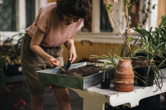 Mama ogrodniczka – propozycje prezentów z okazji Dnia Matki Dom, LIFESTYLE - Jeśli szukasz prezentu dla mamy, która uwielbia pracę w ogrodzie warto rozważyć drobne narzędzia ogrodowe – które sprawdzą się zarówno w przydomowym ogródku jak i na balkonie.