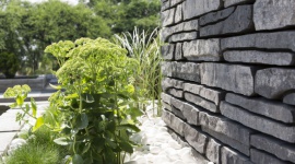 Beton potrafi inspirować Dom, LIFESTYLE - Obrzeże, z którego stworzymy kwietnik. Ściana ułożona z donic lub płyta betonowa przypominająca do złudzenia drewnianą deskę czy kamienną strukturę. Beton to materiał, który cieszy się niesłabnącą popularnością w aranżacji przydomowych przestrzeni,