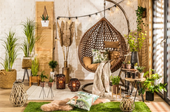 Jak modnie zaaranżować ogród, taras i balkon? Sprawdź trendy tego sezonu Dom, LIFESTYLE - Lato nadchodzi wielkimi krokami, co oznacza rozpoczęcie długo wyczekiwanego sezonu ogrodowego. Bez względu na to, czy planujesz zaaranżować swój ogród, taras, czy do dyspozycji masz balkon, pamiętaj o wyborze wygodnych mebli i stylowych dekoracji, które umilą Ci czas.