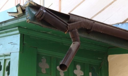 Naprawiać rynnę czy wymieniać? – oto jest pytanie