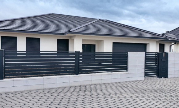 W pionie czy w poziomie - jakie ogrodzenie wybrać? Dom, LIFESTYLE - Poziome elementy to motyw, który stał się niezwykle modny na ogrodzeniach. Takie zgeometryzowane przęsła o wyraźnie horyzontalnych liniach kojarzą się z nowoczesnością. Jednak płoty z pionowych kształtowników nie dają za wygraną i wcale nie odchodzą do lamusa.