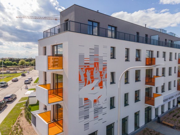 JAZZOWY MURAL NA WROCŁAWSKIM JAGODNIE Dom, LIFESTYLE - Mural symbolizujący twórczość muzyka jazzowego, Krzysztofa Komedy pojawił się na Osiedlu Komedy na wrocławskim Jagodnie. Za jego realizację odpowiada Dom Development, który właśnie zakończył budowę pierwszego etapu swojej inwestycji.