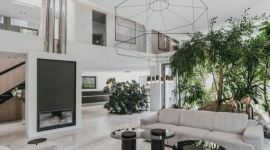 Poznaj historię jednego wnętrza. Bezpłatny webinar OKK! design Dom, LIFESTYLE - Dom o powierzchni 340 m2 charakteryzuje bryła z jedną ścianą w formie łuku. Piętro zaprojektowane w postaci antresoli sprawia, że wnętrze domu jest przestronne i otwarte – wrażenie to potęgują duże okna, dzięki którym przestrzeń jest widna, pełna naturalnego światła.