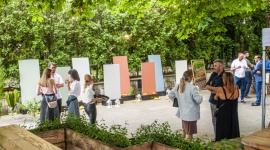 Śródziemnomorski klimat na premierze nowej kolekcji Silestone Sunlit Days Dom, LIFESTYLE - 23 czerwca w Tajemniczym Ogrodzie Wilanów odbyła się premiera najnowszej kolekcji Cosentino – Silestone Sunlit Days. Nowe propozycje z rodziny wielkoformatowych powierzchni Silestone, wyprodukowane w technologii HybriQ+, zaskoczyły zebranych wyjątkową technologią produkcji.