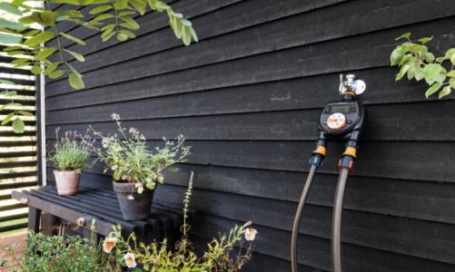 Wakacyjny niezbędnik w ogrodzie – sterowniki nawadniania Fiskars