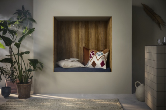 Zamień swój dom w przytulny azyl, dzięki jesiennym nowościom od IKEA Dom, LIFESTYLE - Wraz z początkiem jesieni próbujemy zatrzymać chociaż odrobinę lata i słonecznych promieni w naszych czterech kątach. Nowości od IKEA pełne są głębokich ziemistych kolorów, naturalnych materiałów i smukłych kształtów.