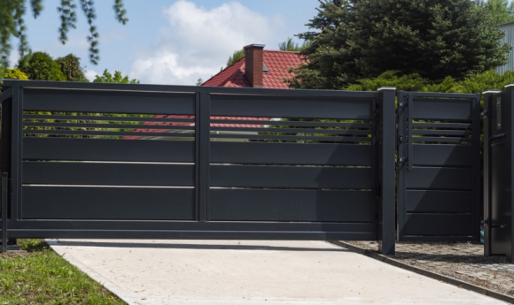 Jak osłonić się przed ulicznym gwarem lub wzrokiem wścibskiego sąsiada?