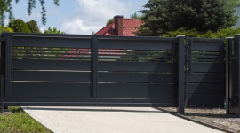 Jak osłonić się przed ulicznym gwarem lub wzrokiem wścibskiego sąsiada? Dom, LIFESTYLE - Letni wypoczynek we własnym ogrodzie to przyjemna perspektywa pod warunkiem, że naszego spokoju nie zakłócają zerkający zza płotu sąsiedzi czy przypadkowi przechodnie. Jak stworzyć przy domu przytulny azyl, gdzie będziemy czuli się swobodnie i komfortowo?