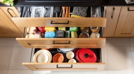 Kuchnia a budżet – na czym możesz zaoszczędzić? Dom, LIFESTYLE - Zauważalny wzrost cen dotyka całej gospodarki, w tym także mebli kuchennych. Może się okazać, że zakładany przez nas budżet minie się z rzeczywistymi kosztami. Podpowiadamy, jak zoptymalizować wydatki podczas planowania kuchni.