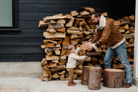 Jak i czym palić w kominkach? Postaw na ekologiczne rozwiązania.