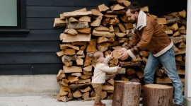 Jak i czym palić w kominkach? Postaw na ekologiczne rozwiązania. Dom, LIFESTYLE - Wieczory przy trzaskającym ogniu w kominku to marzenie wielu, jednak z użytkowaniem kominka wiążą się także pewne obowiązki, o których nie można zapominać, aby móc cieszyć się nim długotrwale i bez większych problemów.