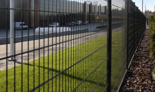 Szybko i praktycznie: siatka czy ogrodzenie panelowe?