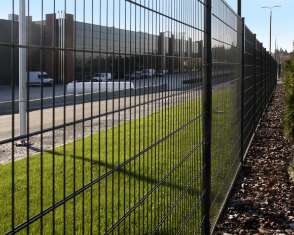 Szybko i praktycznie: siatka czy ogrodzenie panelowe?