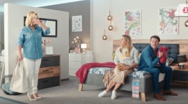 Kolejne perypetie Synowej i Teściowej: Salony Agata z nowym spotem reklamowym Dom, LIFESTYLE - W stacjach telewizyjnych ukazał się kolejny spot reklamowy Salonów Agata, prezentujący dalsze perypetie znanych już widzom Synowej i Teściowej, granych przez ambasadorki marki – Małgorzatę Sochę i Ewę Kasprzyk.