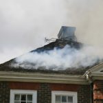 Trzech na pięciu Polaków obawia się pożaru – jak zabezpieczyć dom?