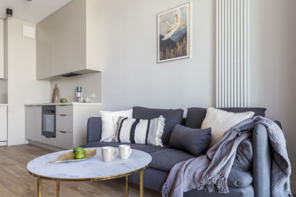 Funkcjonalny minimalizm na 35 metrach kwadratowych Dom, LIFESTYLE - Czasami wystarczą proste rozwiązania, by stworzyć piękne wnętrze. Nowoczesny minimalizm w mieszkaniu znajdującym się na nowopowstałym osiedlu 19. Dzielnica przy ul. Kolejowej na warszawskiej Woli doskonale wpisuje się w wyjątkowy charakter całej inwestycji.