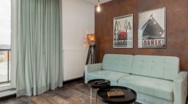 W cieniu stoczniowych żurawi Dom, LIFESTYLE - To industrialne klimaty Stoczni Gdańskiej stały się inspiracją dla architektki wnętrz Anety Subdy przy aranżacji apartamentu przeznaczonego do wynajmu krótkoterminowego. Podczas realizacji projektantka współpracowała z gdańskim odziałem sieci salonów wnętrz Dekorian Home.