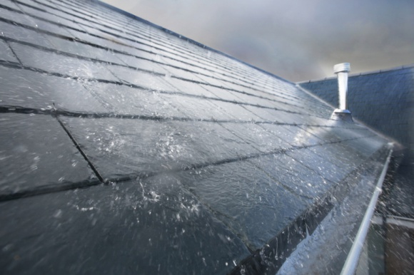 System rynnowy a nagłe zjawiska pogodowe – jak się przygotować? Dom, LIFESTYLE - Postępujące zmiany klimatu powodują, że latem zaczynamy spoglądać w niebo z coraz większym niepokojem. Dlatego warto, na ile to możliwe, przygotować nasz dom na takie niespodziewane zjawiska pogodowe. Ważnym elementem, o który warto zadbać jest m.in. system rynnowy.