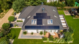  Dom, - Rachunki za energię elektryczną ciągle rosną, co wpływa na wzrost zainteresowania fotowoltaiką. Wraz z popularnością tego rozwiązania, przybywa firm świadczących usług w zakresie sprzedaży i montażu instalacji fotowoltaicznych. Na co zwrócić uwagę?