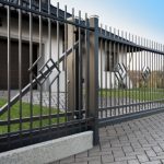 Ogrodzenie bezpieczne, czyli jakie?