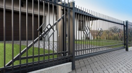 Dom, - Choć ogrodzenie często wybieramy przede wszystkim pod kątem estetyki, nie zapominajmy, że jednym z jego podstawowych zadań jest ochrona podwórka i domu. To właśnie parkan stanowi pierwszą barierę oddzielającą od przestrzeni zewnętrznej.