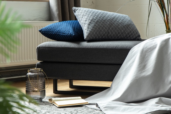  Dom, LIFESTYLE - Istnieje wiele czynników, które mają wpływ na dobry sen: materac, temperatura w sypialni, dźwięki i światło. Jednak, czy zastanawiałeś się w jakim stopniu na twój stan zdrowia wpływa pozycja, w której śpisz?