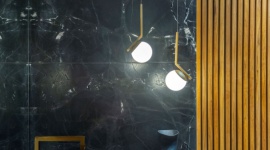 Dom, - Wyjątkowy kwarcyt z oferty Interstone we wnętrzach minimalistycznego penthouse’u