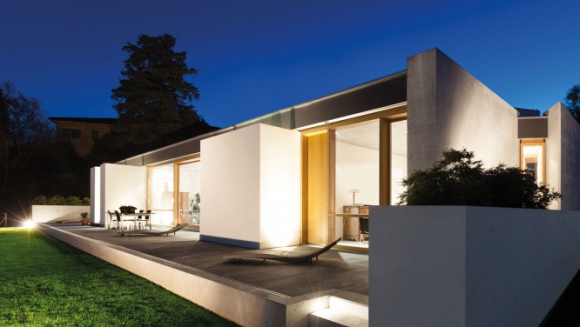  Dom, LIFESTYLE - Rozplanowanie instalacji elektrycznej i oświetlenia to jeden z istotnych etapów budowy domu. Odpowiednio dobrane lampy zewnętrzne pozwalają podkreślić architekturę, zapewnić bezpieczeństwo i wykreować przytulną atmosferę.